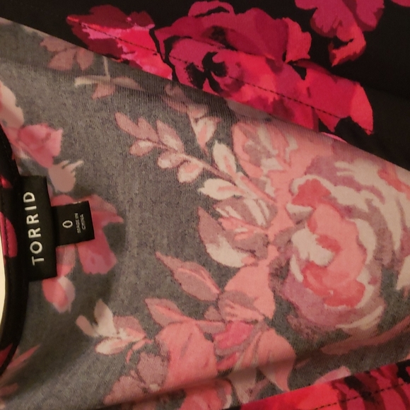 Torrid Babydoll top, cross front black w/pink flowers, bell type sleeves, size 0 - Picture 5 of 6